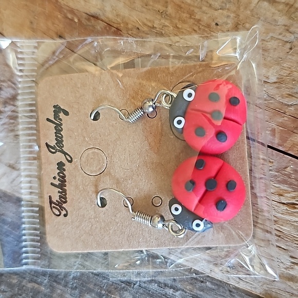 Set of 2 NEW Cute LADYBUG & SWEET PEA Earrings - Picture 3 of 3